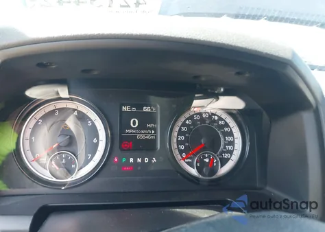 2019 Ram 1500 Classic Express 4X4 5'7 Box z USA, uszkodzony, nr VIN 1C6RR7KG9KS709945